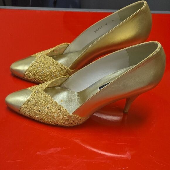 Stuart Weitzman Gold Women's Shoes - Picture 2 of 5